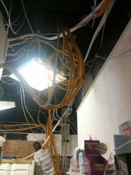 Die Elektriker <br>sortieren die Kabel<br>